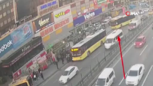 İstanbul'da 1 kişinin öldüğü 5 kişinin yaralandığı İETT otobüsü kazası kamerada