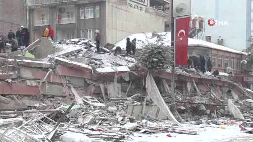 Türkiye dev depremlerle sarsıldı! Çok sayıda ölü var -2