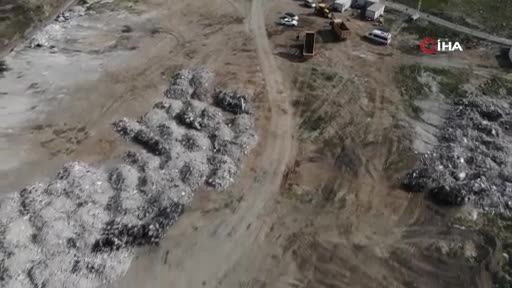 Hatay'da döküm sahasına bir kamyon giriyor, bir diğeri çıkıyor
