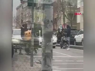 İstanbul'da tekmeli yumruklu yol kavgası