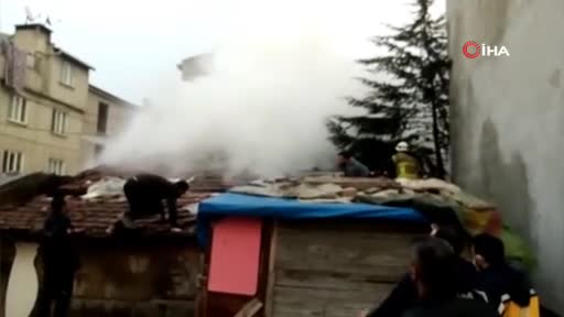 Bursa'da yangında çöken çatıdan düşen 3 itfaiye eri dehşeti yaşadı