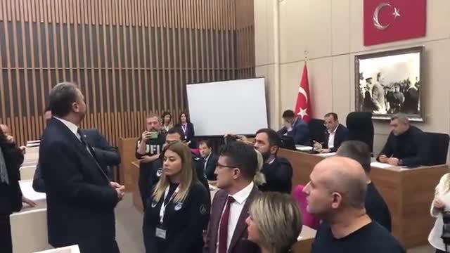 Tanju Özcan, Hacer Çınar'ı meclisten çıkardı