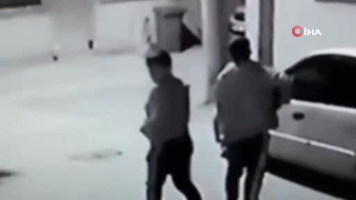 Bursa'da tuhaf hırsızlar! Motosikleti kucaklayarak çaldılar
