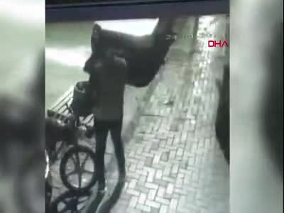 İstanbul'da motosikleti çalamaya çalıştı başaramayınca parmak izlerini silip kaçtı