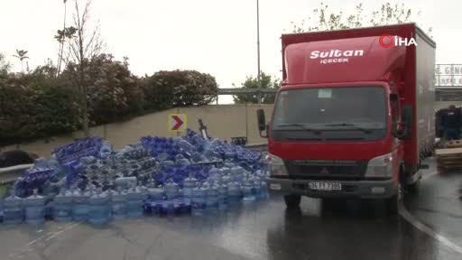 İstanbul'da tırın dorse kapağı açıldı, onlarca su damacanası yola saçıldı