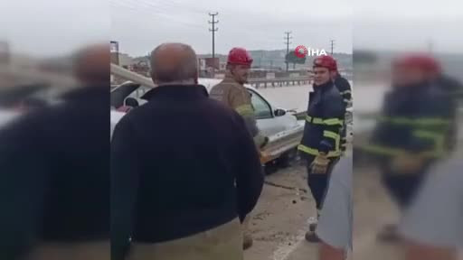 Bursa'da otomobil bariyerlere ok gibi saplandı