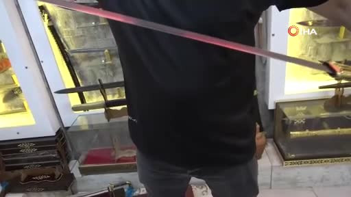 Bursalı bıçak ustası Topkapı Sarayı'ndaki eserin aynısını yaptı, görenler gözyaşlarına hakim olamadı