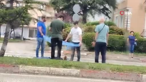 Bursa'da yağmurdan kayganlaşan yolda düşen motosiklet sürücüsü yaralandı