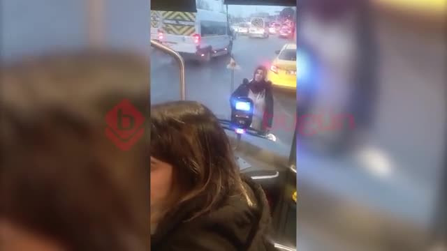 Bursa'da bir kadın otobüsün önünde durarak kalkmasını engelledi