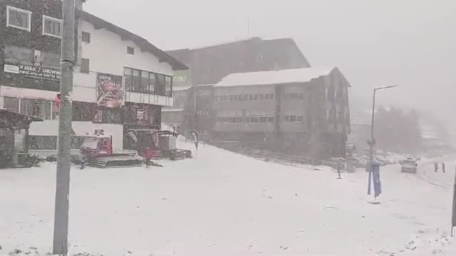 Uludağ'a lapa lapa kar yağıyor -2