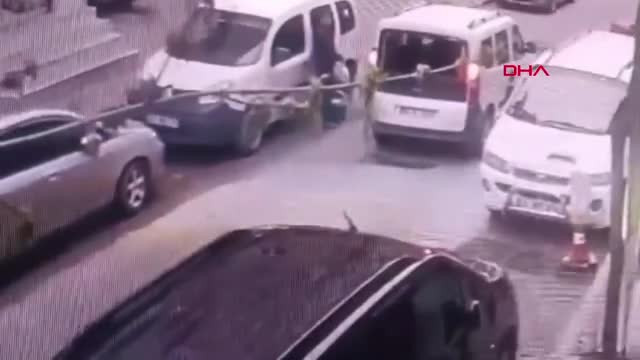İstanbul'da skuter hafif ticari araca çarptı