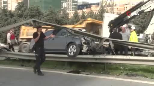 İstanbul'da direksiyon başında fenalaşan sürücü bariyerlere çarptı