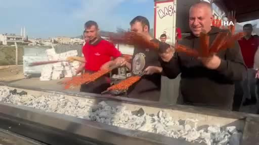 Adanalı kebapçı binlerce depremzedeye iftarda Adana kebap ikram etti