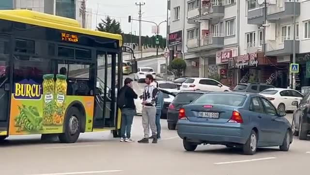 Bursa'da otobüs otomobile çarptı! Trafik kitlendi -2