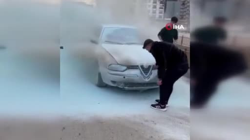 Erzurum'da seyir halindeki otomobil alev aldı