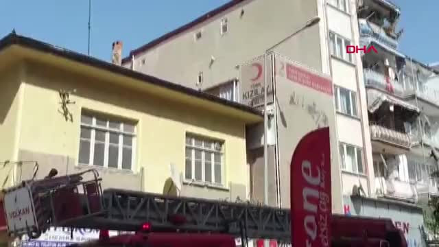 Bursa'da çatıdan sarkan ipe dolanan kargayı itfaiye kurtardı