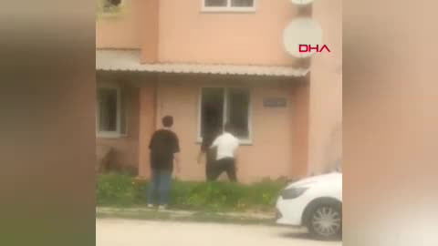 Bursa'da bıçaklanan kadın, oğlu ve yeğeni, şüphelinin evi ve arabasına zarar verdi