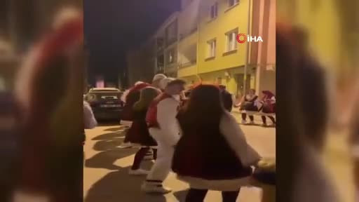 Bursa'da yöresel kıyafetler giyerek oyun havasıyla vatandaşları sahura kaldırdılar