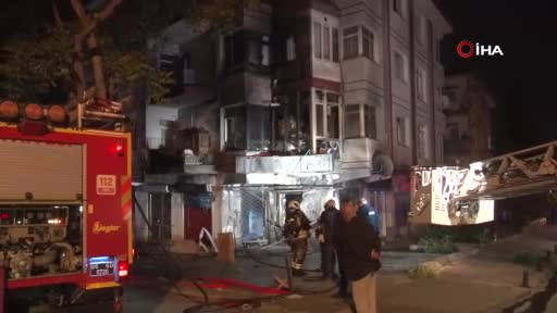 Ankara'da binanın girişindeki bakkalda çıkan yangın paniğe neden oldu