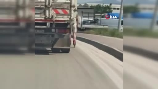 Bursa'da bir patenli genç kamyona tutunarak ilerledi!