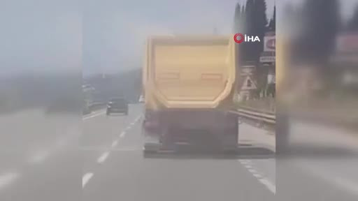 Bursa'da kamyon dorsesindeki kumları yola dökerek ilerledi