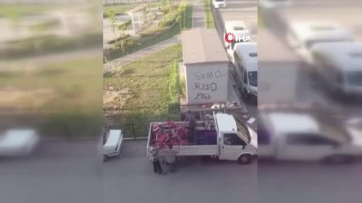 Bursa'da kilosu 100 TL çilekleri kasa kasa çöpe döktü