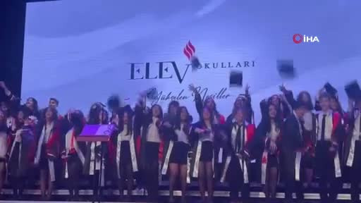 İstanbul'da sahnede bulunan dev ekran insanların üzerine devrildi