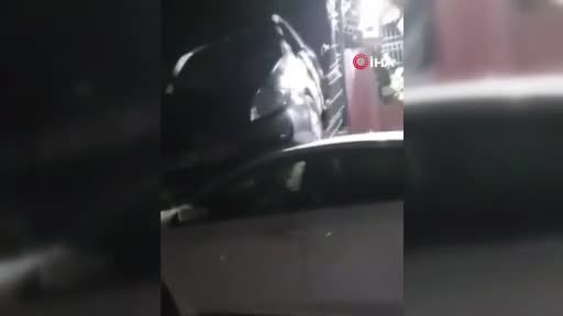 Bursa'da otomobil, sitenin duvarını aşıp başka bir aracın üzerine düştü