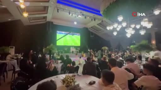 Bursa'da Kamil Can ve Gökce Can çifti maçı düğün salonunda izledi