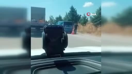 Bursa'da direksiyon hakimiyetini kaybeden minibüs devrildi