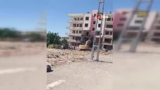 Hatay'da 5 katlı ağır hasarlı bina yıkıldı