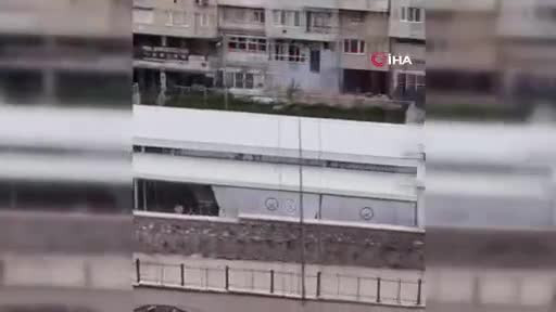 Bursa'da yolu kapatıp halay çektiler, sürücüleri çileden çıkardılar!