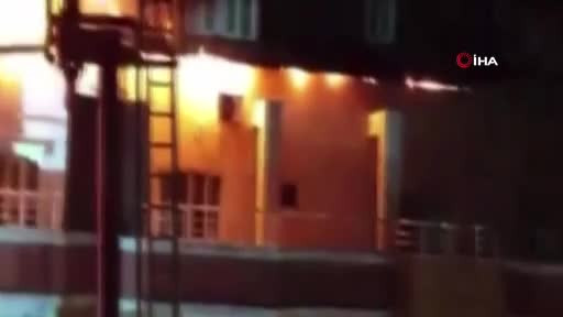 Batman'da çıkan yangında alevler geceyi aydınlattı