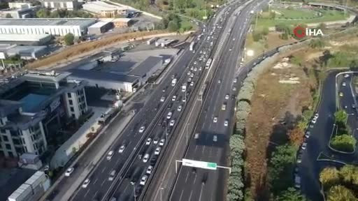 Okulların açılmasıyla yoğunlaşan İstanbul trafiği drone ile görüntülendi