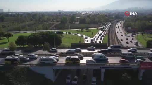 Milyonlarca öğrenci için bugün okullar açıldı, Bursa'da yollar tıkandı!