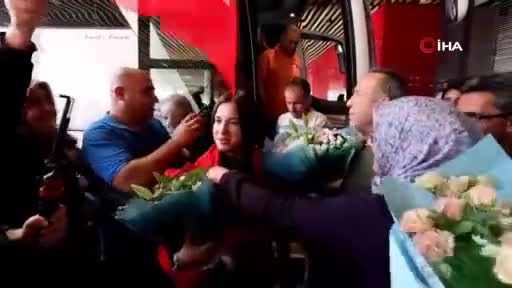 Golbol Kadın Milli Takımı çiçeklerle karşılandı