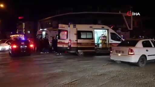 Elazığ'da jandarma aracı ile otomobil çarpıştı: 3 yaralı
