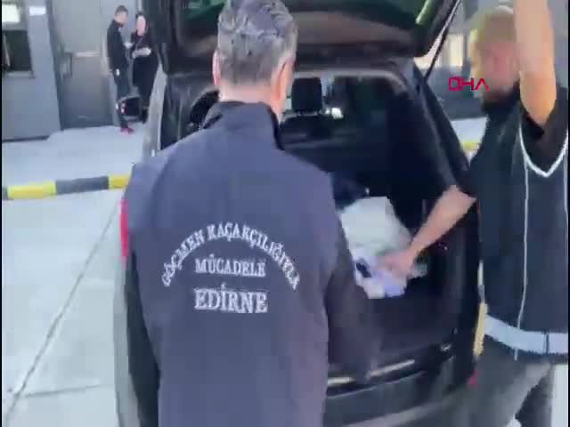 Kaçak göçmenler otomobilin öyle bir yerinden çıktılar ki!