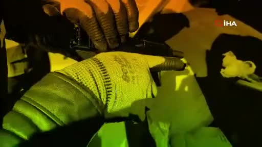 Kocaeli'de iki otomobilde ve tankerde 248 ruhsatsız tabanca ele geçirildi