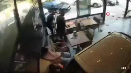 Yaşlı sürücünün kullandığı otomobil bir anda kafeye daldı!