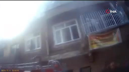 Diyarbakır'da 3 katlı binada çıkan yangında 5 kişi dumandan etkilendi