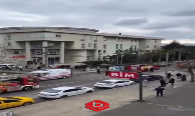 Kucağında çocuğu ile çatıya çıkan kadın İntihar girişiminde bulundu!