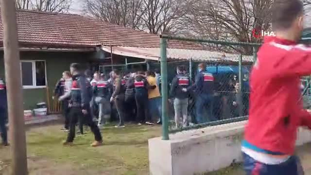 Yeşil saha boks ringine döndü: Tekme, yumruk ve küfürler havada uçuştu