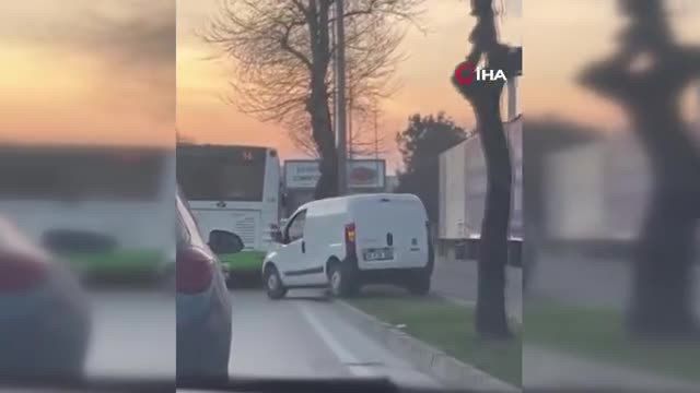 Trafikten kaçmak için kaldırımı kullandı