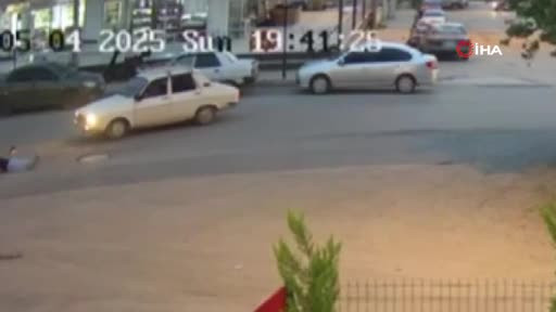 Kaza anı kamerada: Yaralı sürücüyü kaldırıp kenara götürdüler