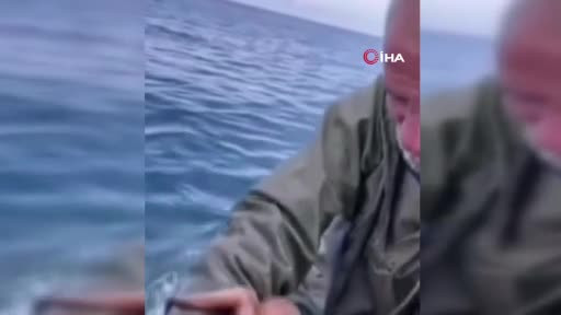 Yakaladığı ahtapotu öpüp sevdi, denize bıraktı