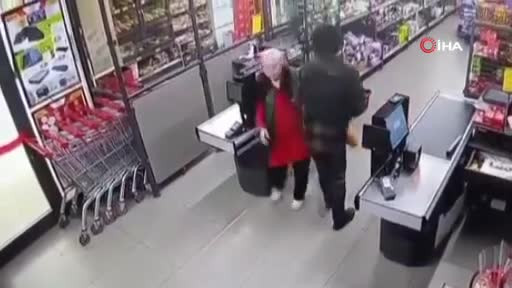 Zincir markette korku dolu anlar! Kasiyere...