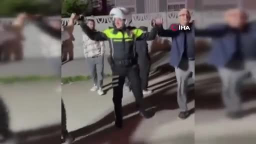 Trafik polisi halay çekti: İşte o renkli görüntüler...