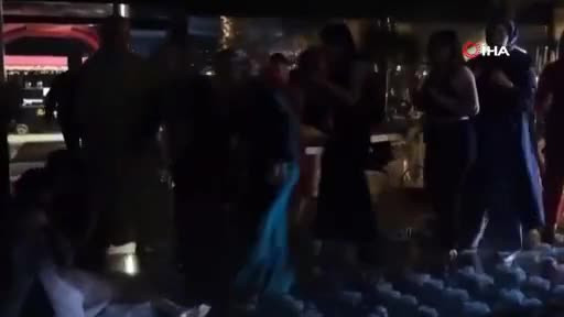 Düğünde korkunç anlar: Gelinin üstüne düştü