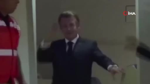 Macron eşinden tokat yedi!